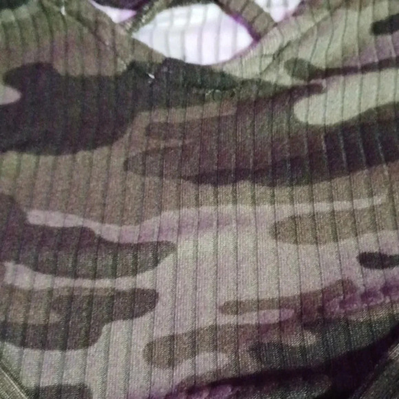 Derek Heart Cropped camo long sleeve shirt NWT - Picture 5 of 7